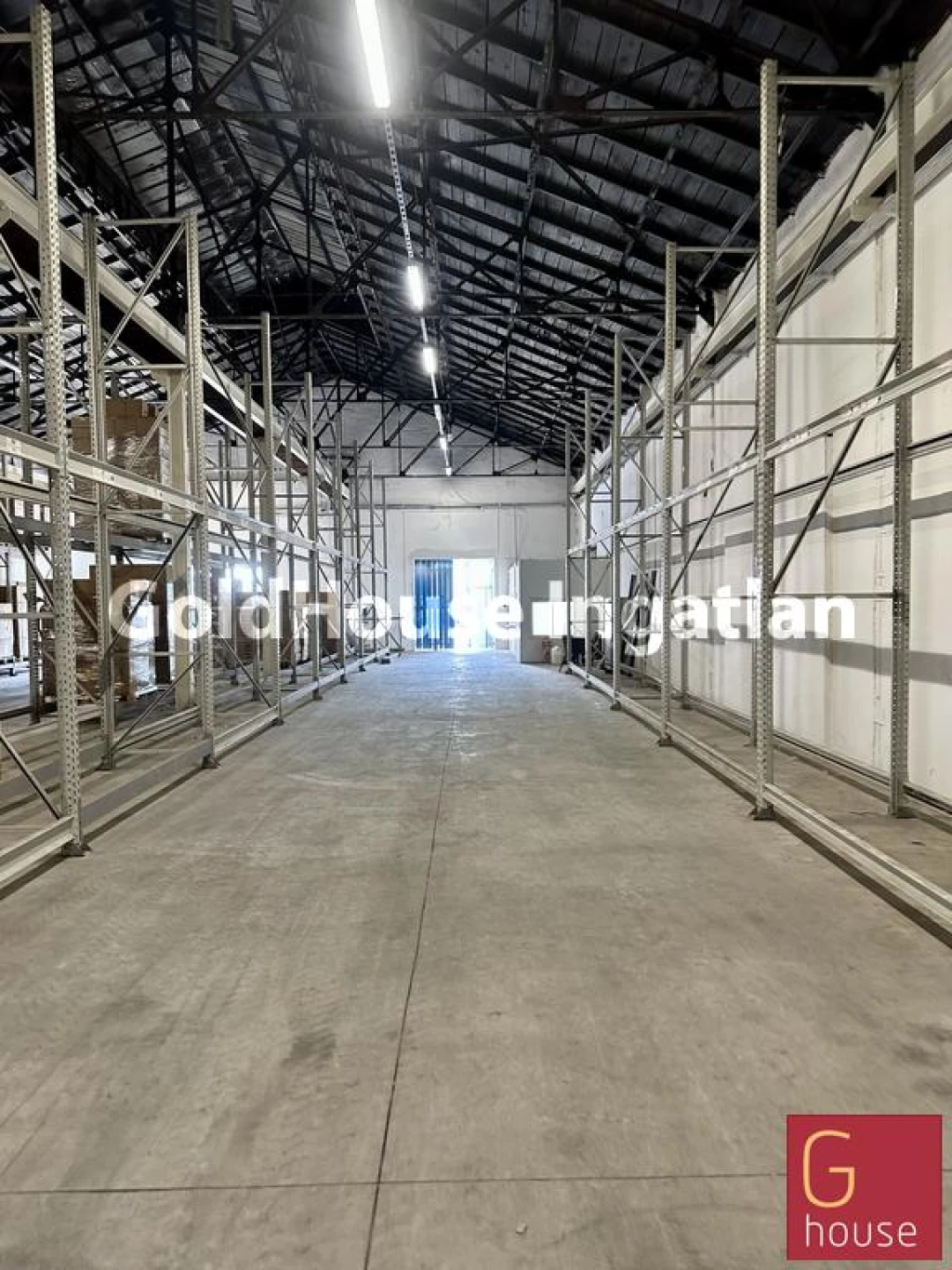 300 négyzetméteres, jó állapotú, kiadó raktár