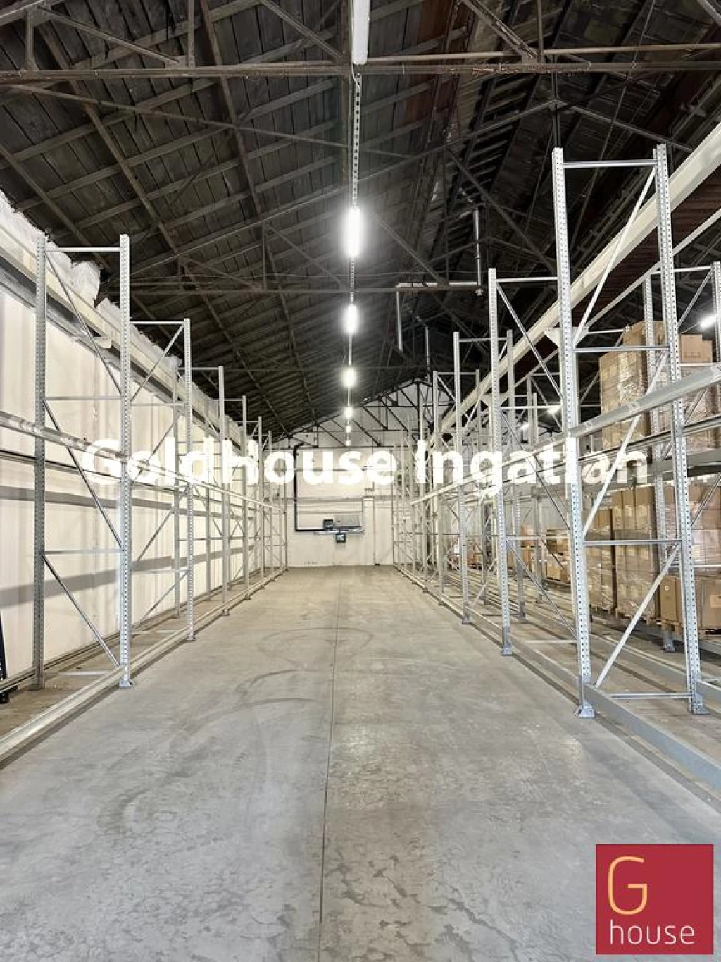 300 négyzetméteres, jó állapotú, kiadó ipari