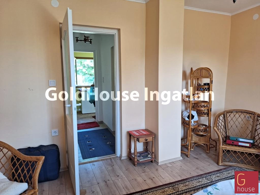 42 négyzetméteres, 1 szobás, újszerű, pincés, kertre néző, eladó ház