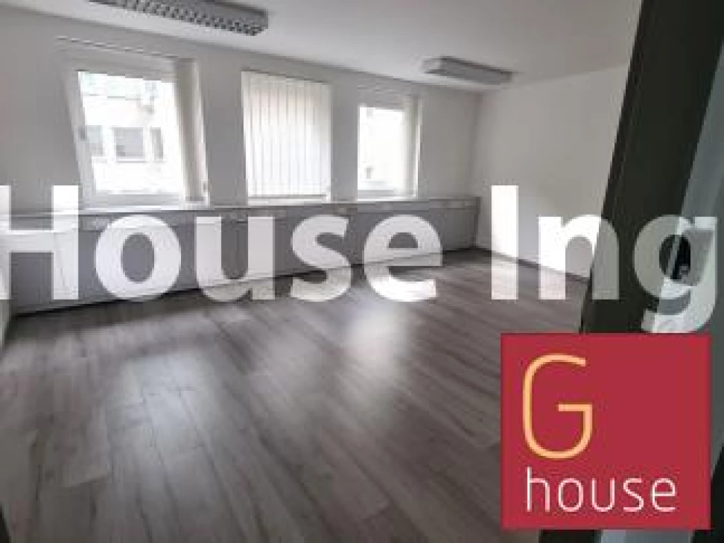 79 négyzetméteres, 3 szobás, felújított, utcai, kiadó irodaház