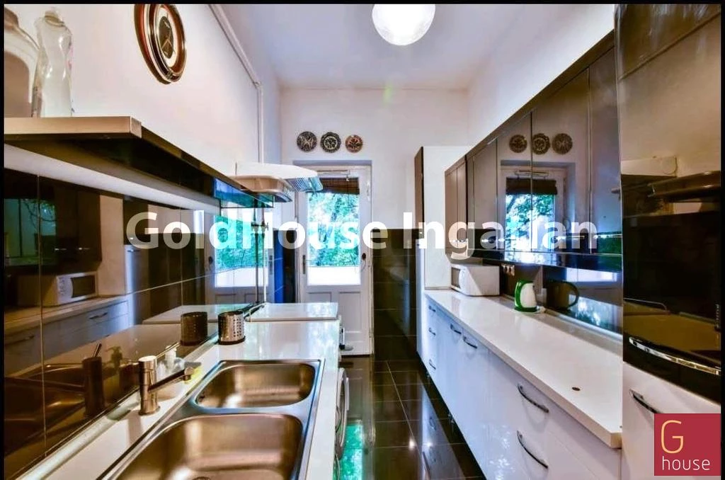 69 négyzetméteres, 3 szobás, 1 félszobás, újszerű, utcai, eladó lakás