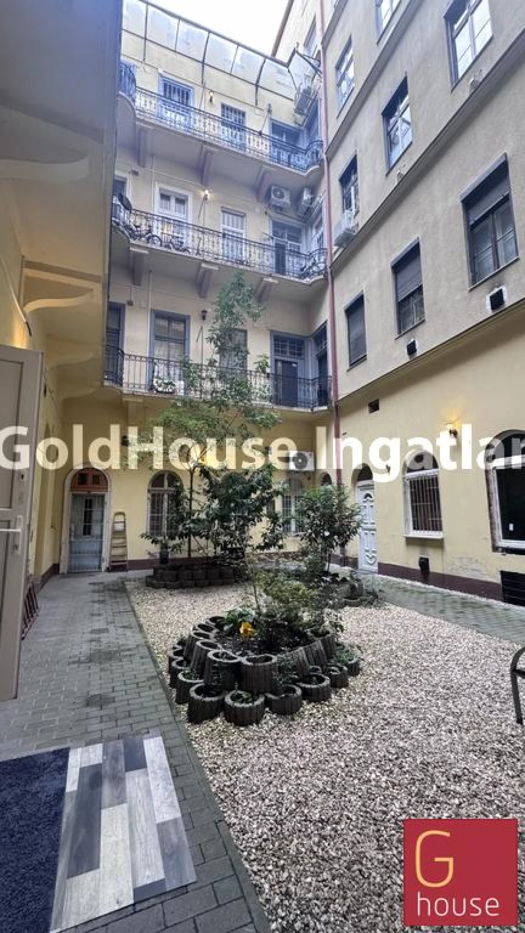 72 négyzetméteres, 2 szobás, 1 félszobás, újszerű, utcai, eladó lakás