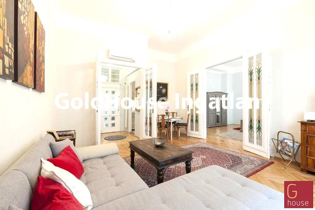 63 négyzetméteres, 2 szobás, felújított, utcai, eladó lakás