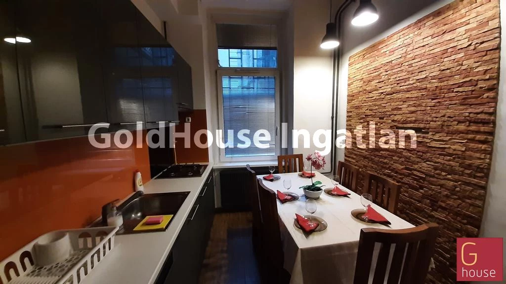 85 négyzetméteres, felújított, utcai, eladó lakás