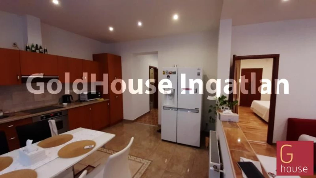 140 négyzetméteres, 4 szobás, felújított, kertre néző, eladó ház
