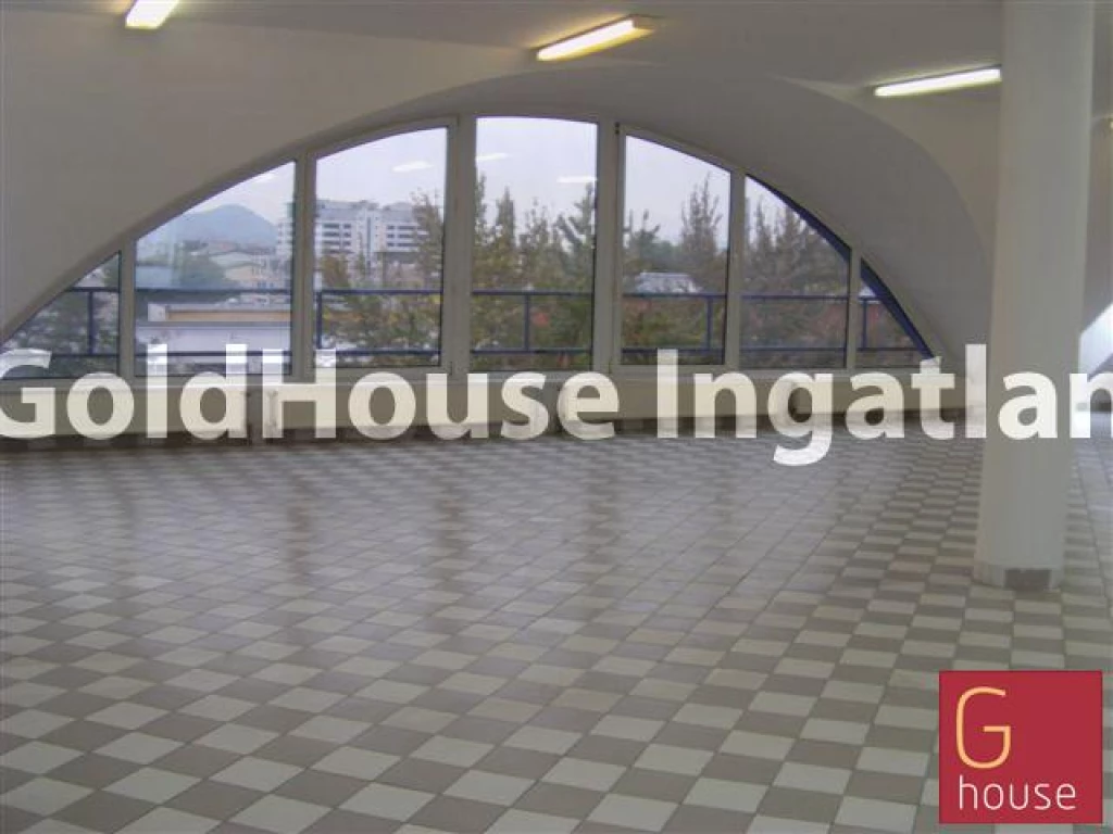 130 négyzetméteres, 1 szobás, jó állapotú, kiadó iroda