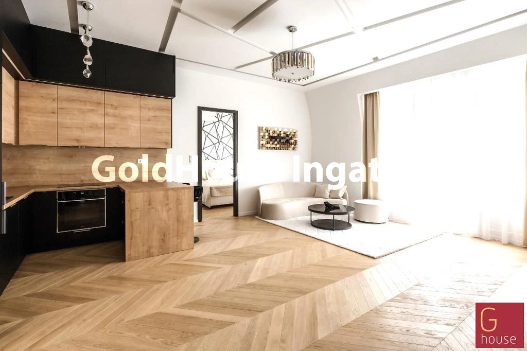 89 négyzetméteres, 3 szobás, felújított, utcai, eladó lakás