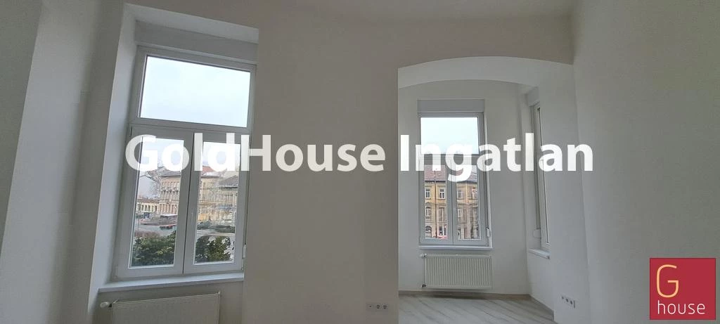 91 négyzetméteres, 4 szobás, felújított, utcai, eladó lakás