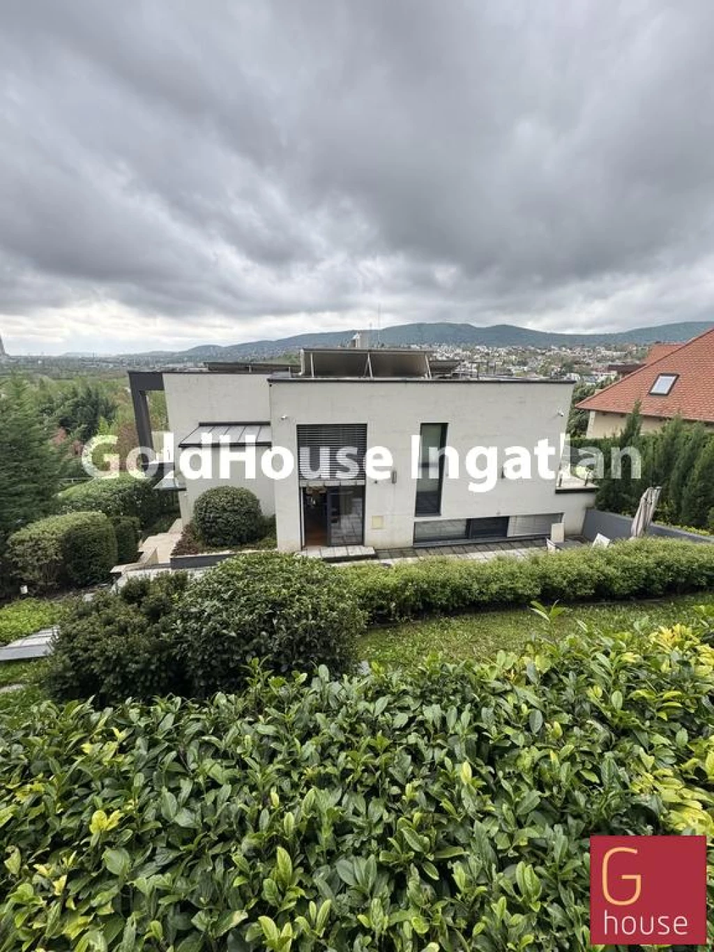 385 négyzetméteres, 5 szobás, újépítésű, pincés, panorámás, eladó ház