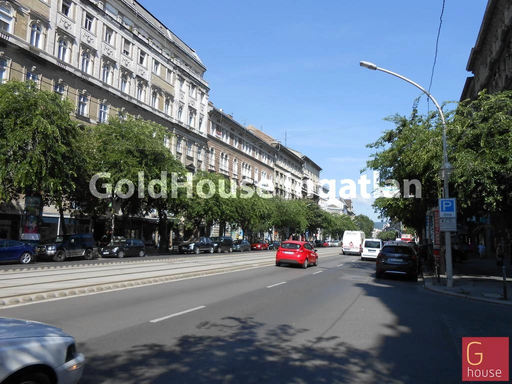 730 négyzetméteres, jó állapotú, utcai, kiadó üzlethelyiség