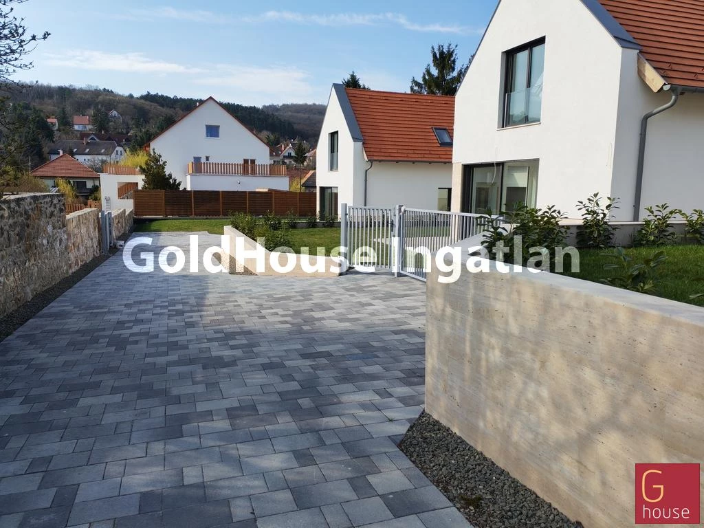 175 négyzetméteres, 6 szobás, újépítésű, panorámás, eladó ház