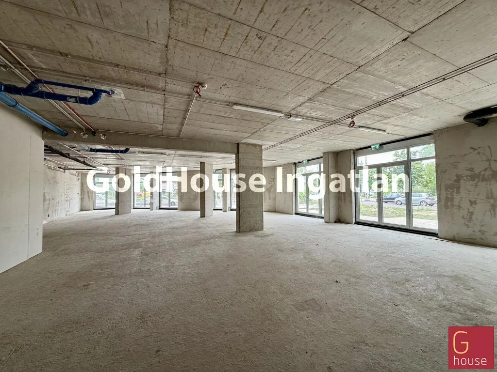 c3-2-name c2-69-name, Budapest XIV. kerület, Kiszugló, Hatalmas üvegportálos sarok üzlet kiadó
