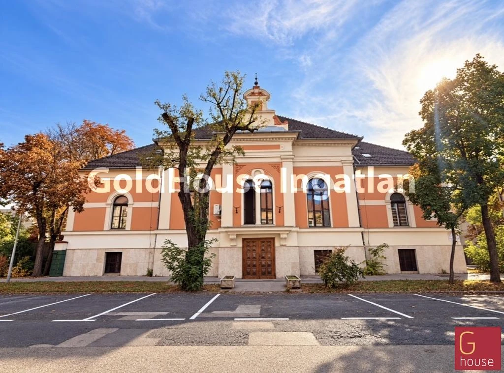 800 négyzetméteres, közepes állapotú, pincés, eladó irodaház