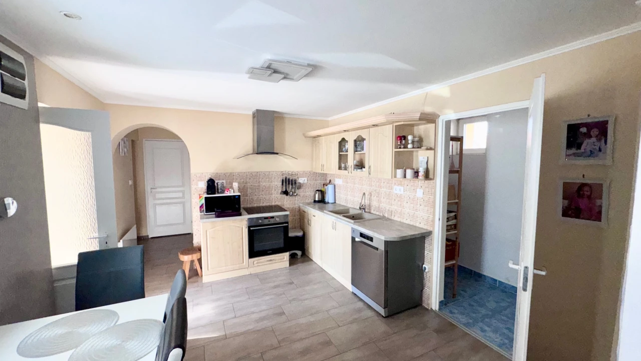 c3-1-name c2-1-name, Sárkeresztes