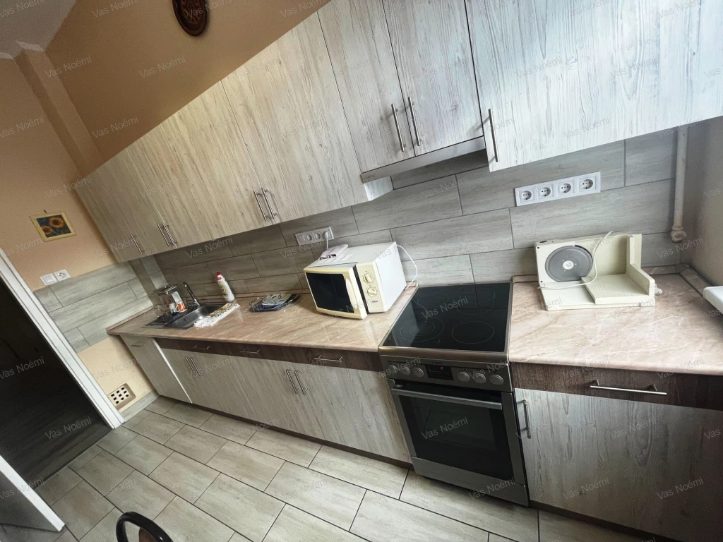 Felújított, bútorozott lakás garázzsal eladó – Belváros, Kisfaludy Sándor utca