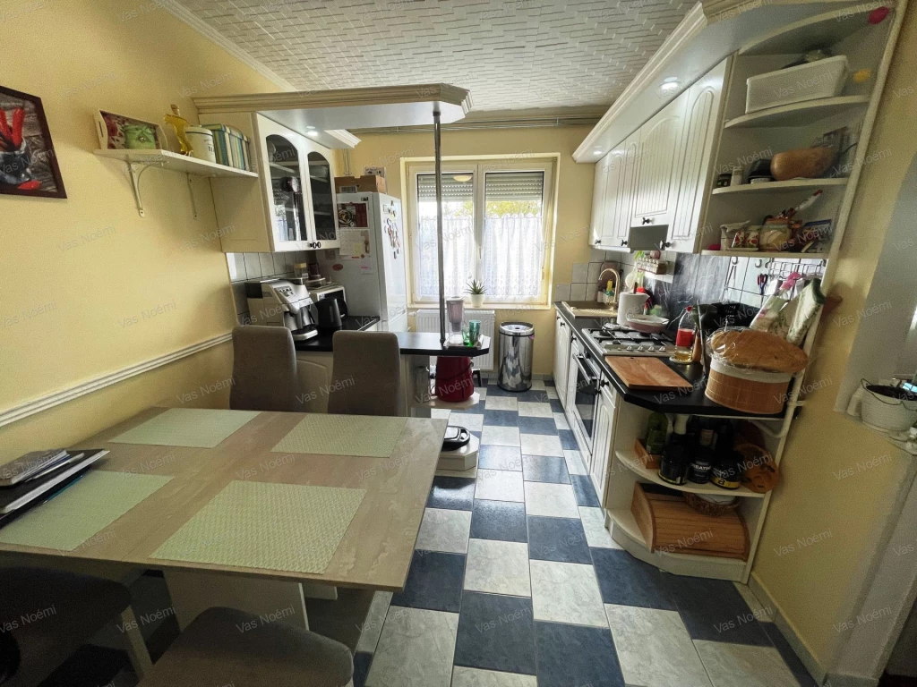 Felújított, családi ház Újudvaron – teljes bútorzattal!