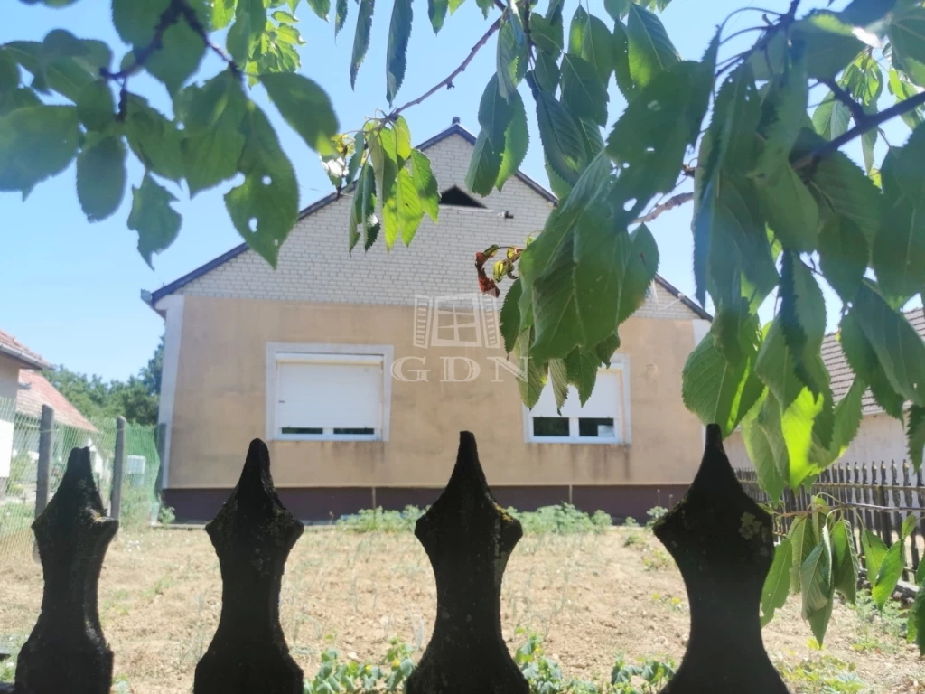 Eladó családi ház, Szentpéterúr, szigetelt ház, garázs, melléképület