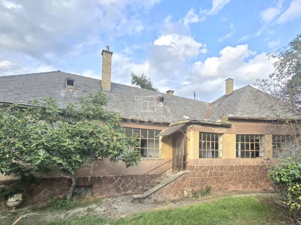 Eladó családi ház, Pannonhalma, Telek áráért apátsági panorámás ház