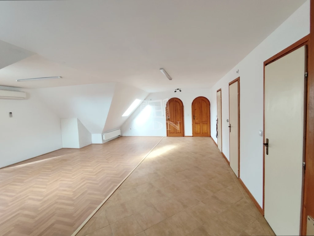 Kiadó iroda, irodaház, Veszprém, Jutaspuszta, Tágas, világos iroda kiadó!