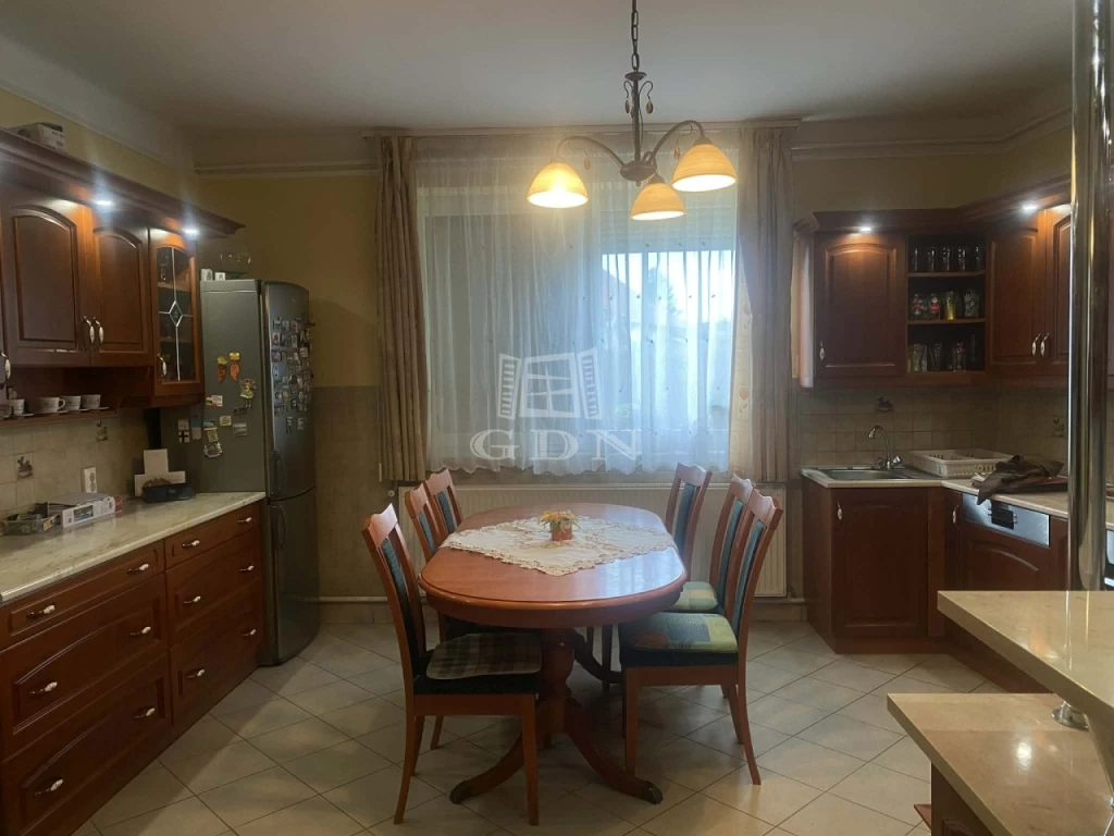 Eladó családi ház, Szob, Szob