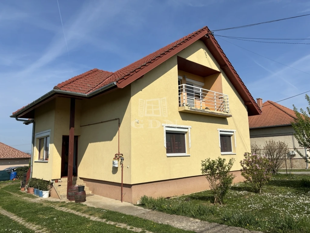 Eladó családi ház, Gellénháza, felújított ház, tágas tér, 4 szoba