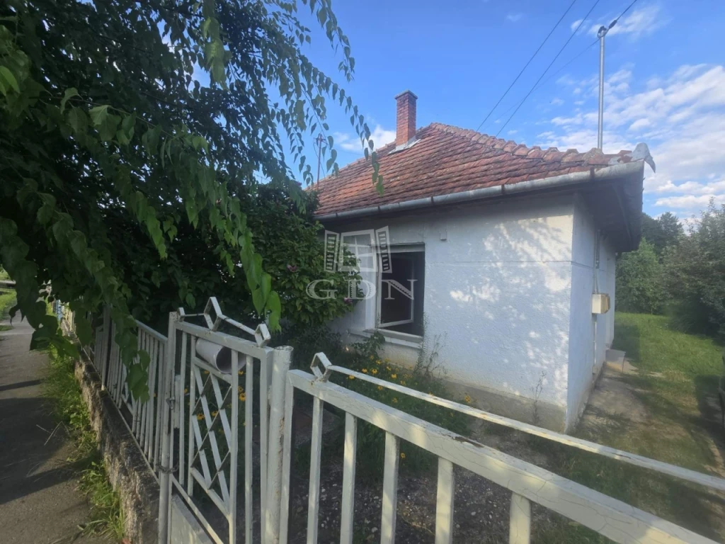 c3-1-name c2-1-name, Bak, Részben felújított családi ház