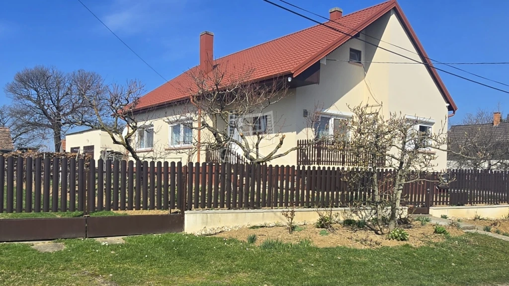c3-1-name c2-1-name, Zalaegerszeg, Újhegy, Tégla ház, felújított tetővel!