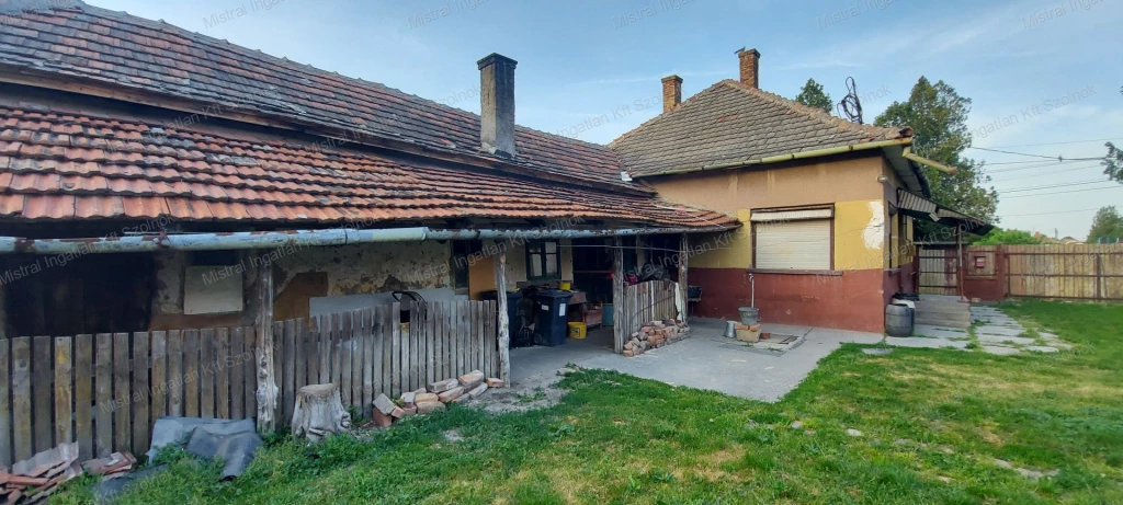 Törökszentmiklóson 80 nm-es, felújításra váró családi ház eladó!