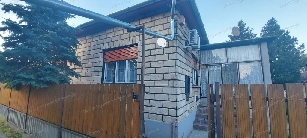 Törökszentmiklós belvárosában 2 szobás családi ház eladó!