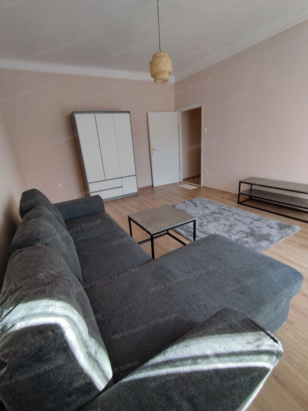 Belvárosi , 1. emeleti , 40 m2-es , igényes lakás kiadó !