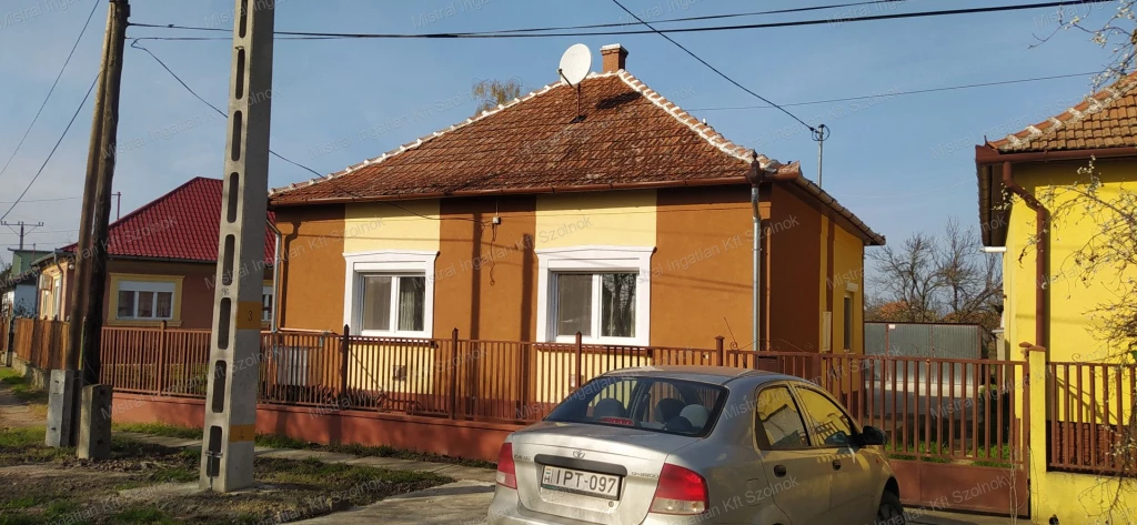 Újszászon eladó egy 3 szobás,ammerikai konyhás felújított családi ház
