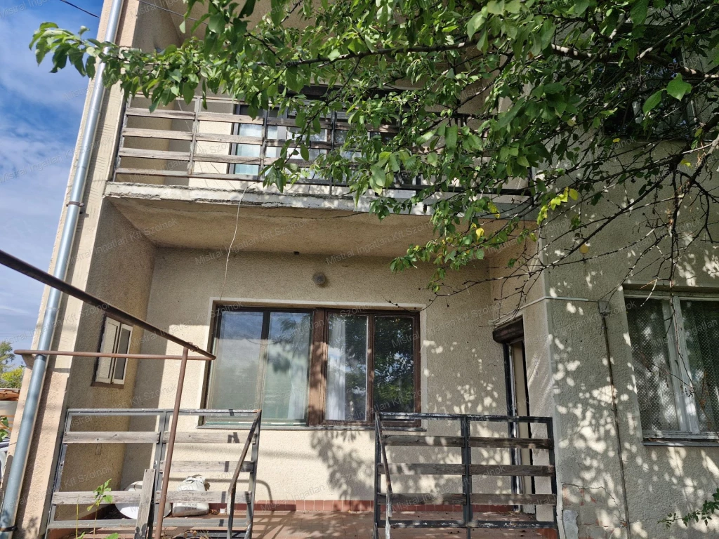 Mezőtúron eladó egy kétszintes 111 m2-es társasház !