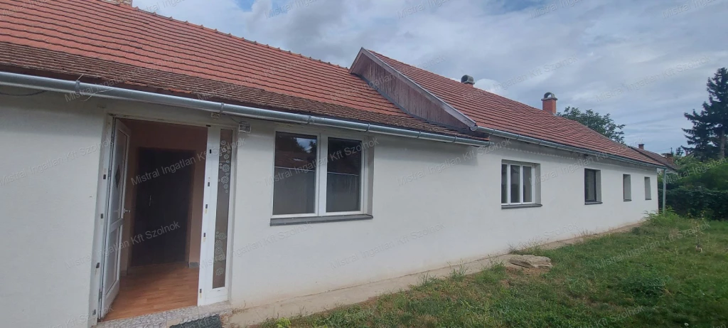 Tiszaburán eladó egy felújított 140 m2-es 5 szobás családi ház !