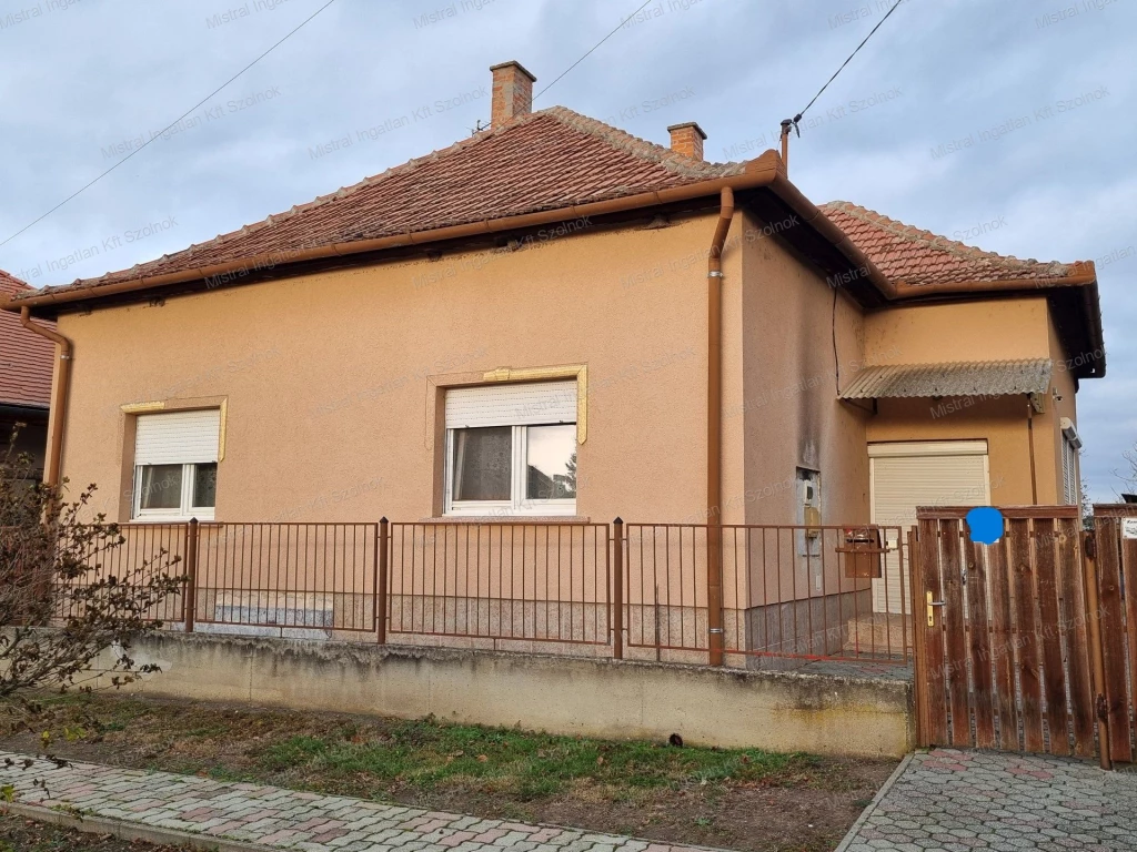 Tiszapüspöki központjában 140 nm-es családi ház eladó!