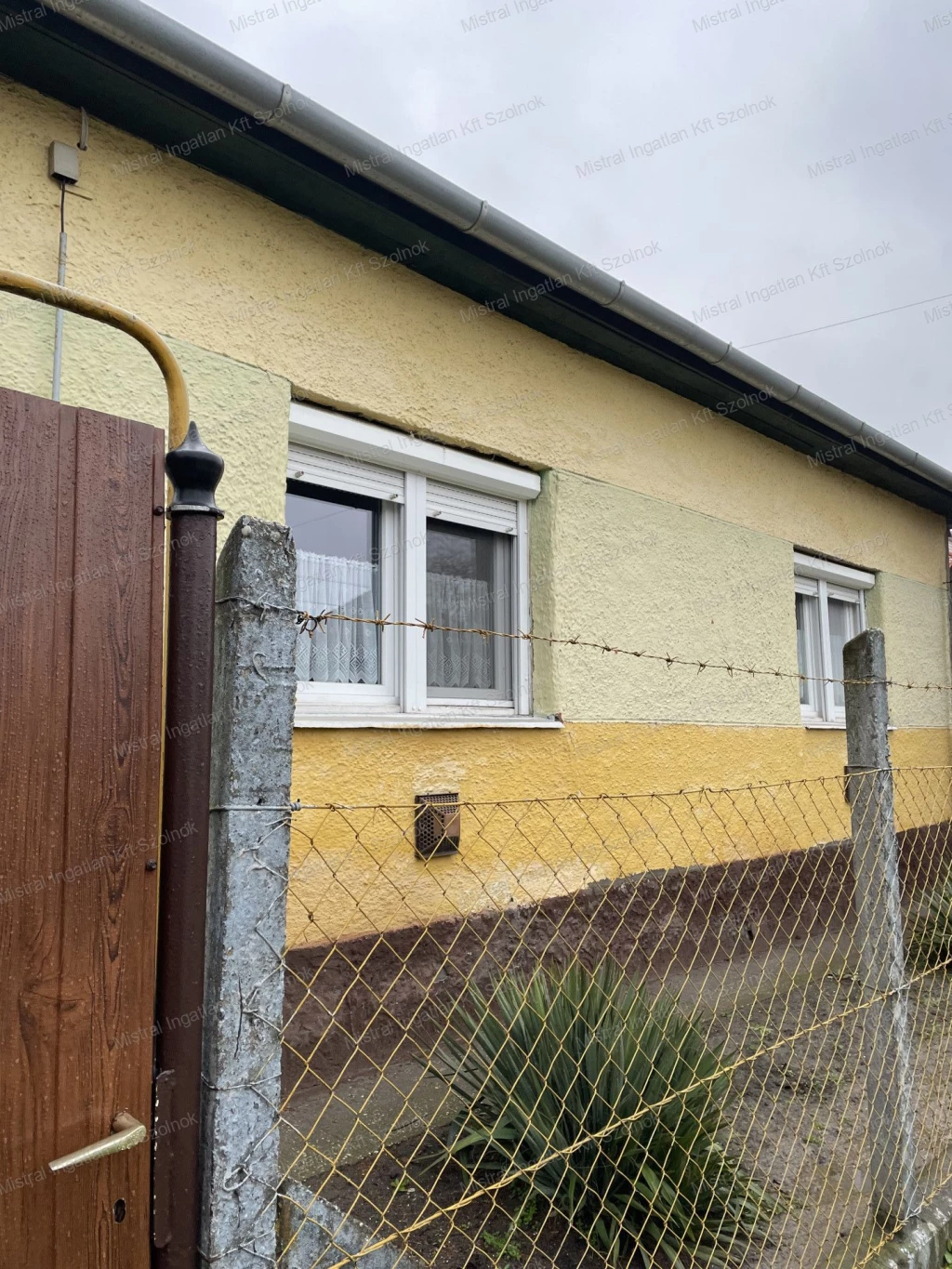 Újszász központjában  94 nm-es családi ház eladó!