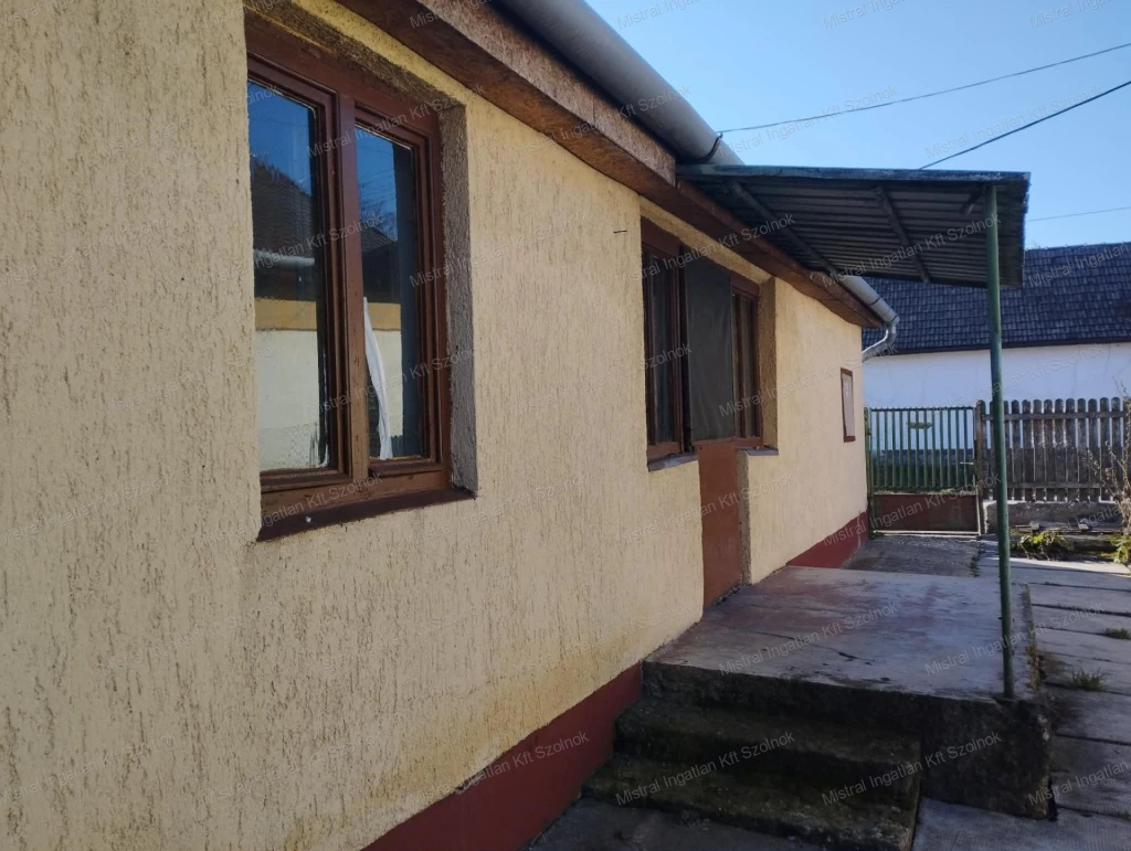 Eladó Tószegen egy felújítandó három szobás családi ház