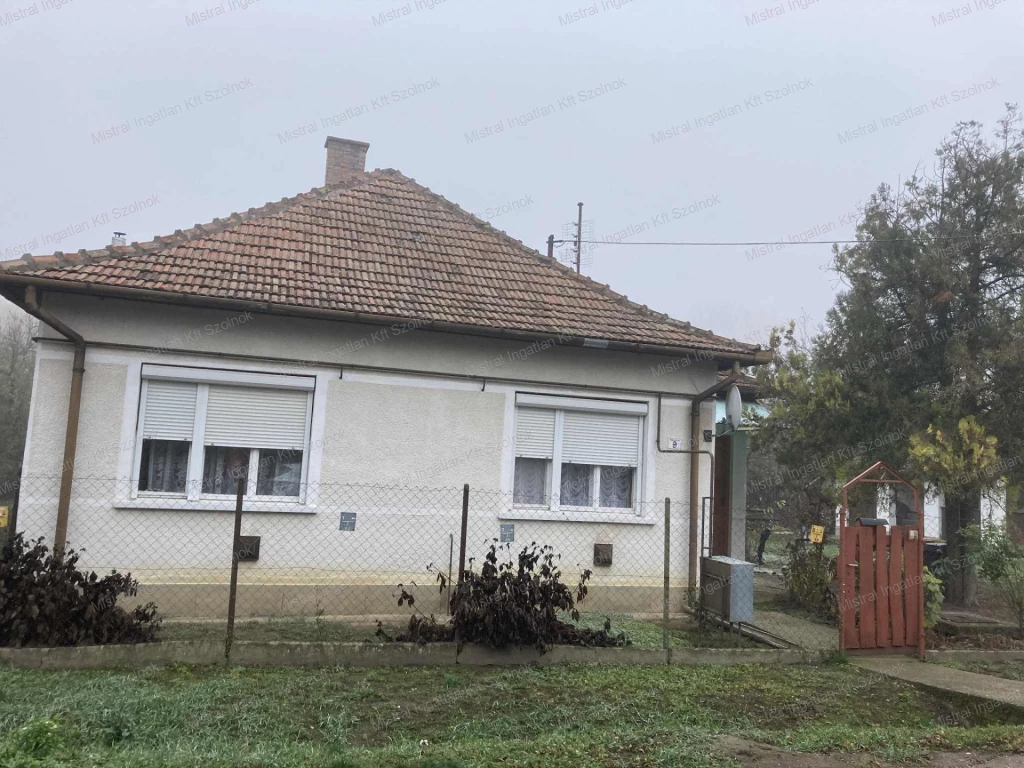 Eladó Kőtelken egy két és fél szobás családi ház