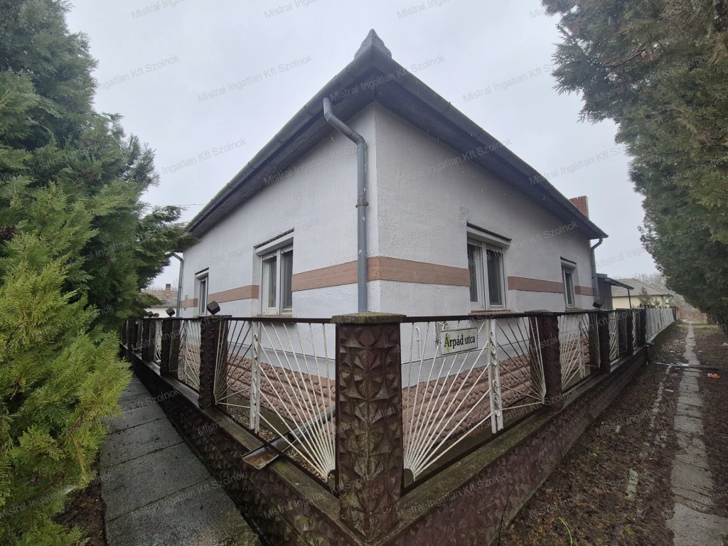 Tiszapüspökiben családi ház eladó!