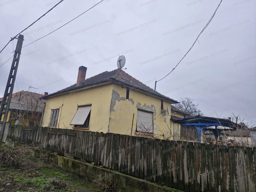 Szajolban eladó egy 136 m2-es 2 szobás felújítandó családiház !