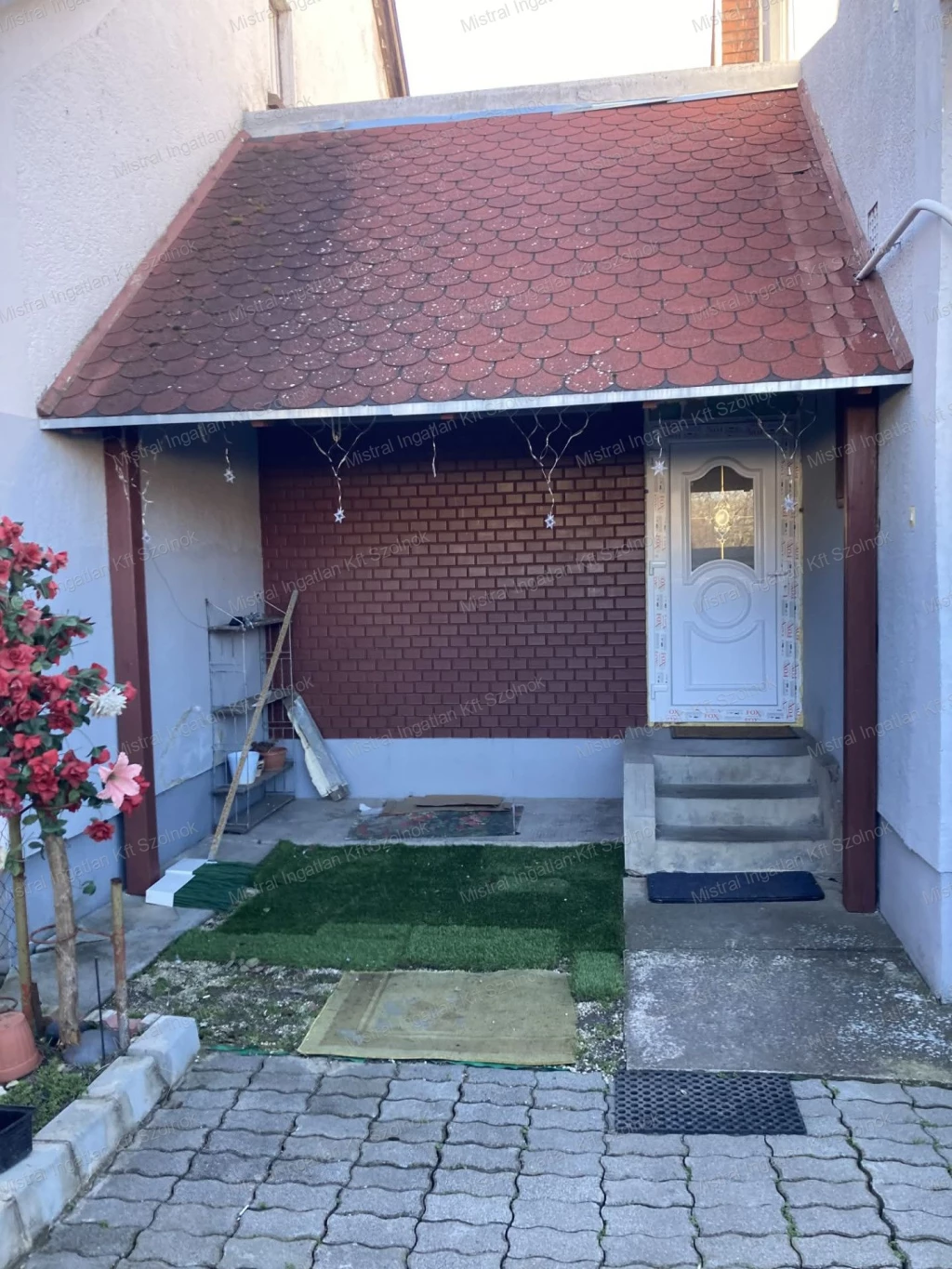 Eladó Kőtelken egy 90 nm-s két szoba nappalis családi ház