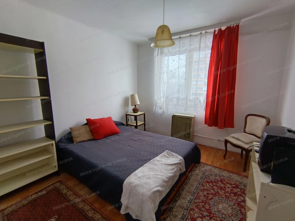 Szolnok belvárosában 2 szobás lakás eladó
