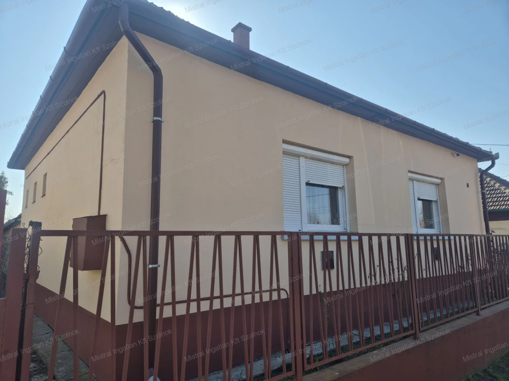Zagyvarékason hőszigetelt családi ház eladó!