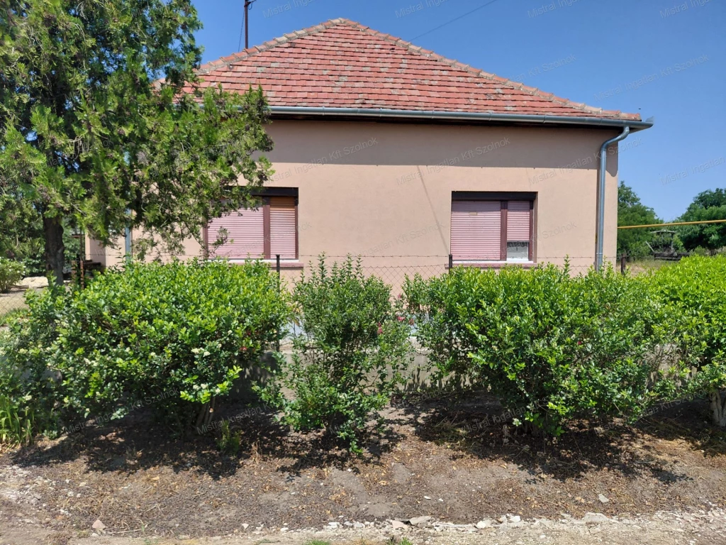 Eladó családi ház Tiszapüspökiben.