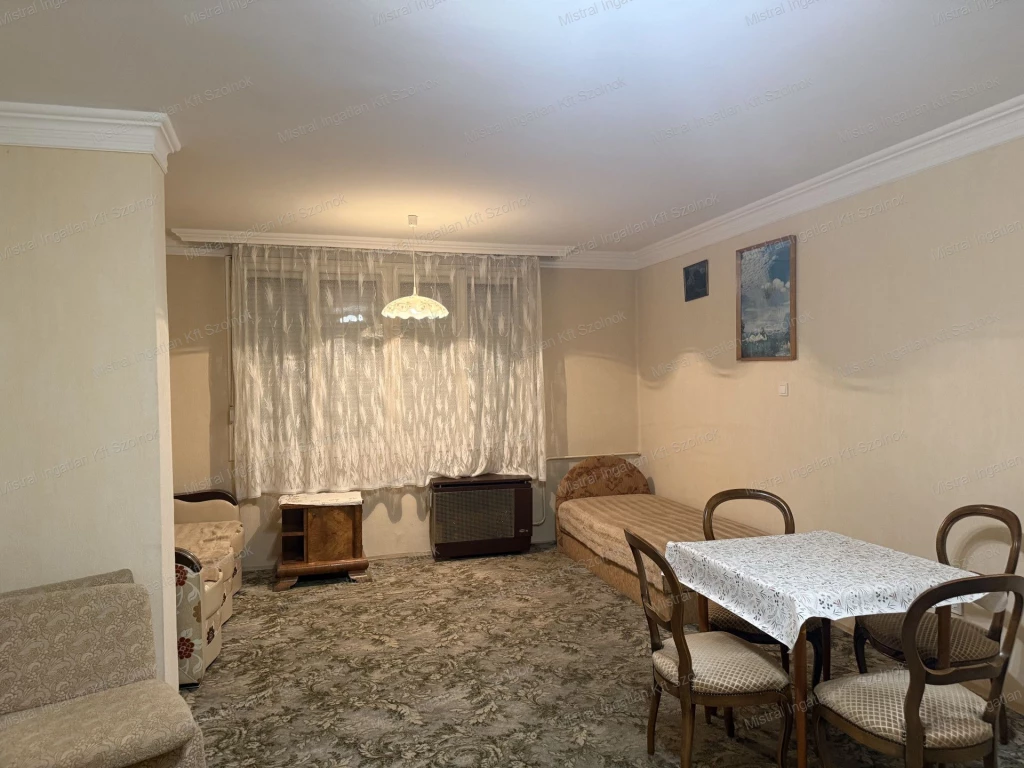 Szolnok városközbontban 1 emeleti lakás ELADÓ!