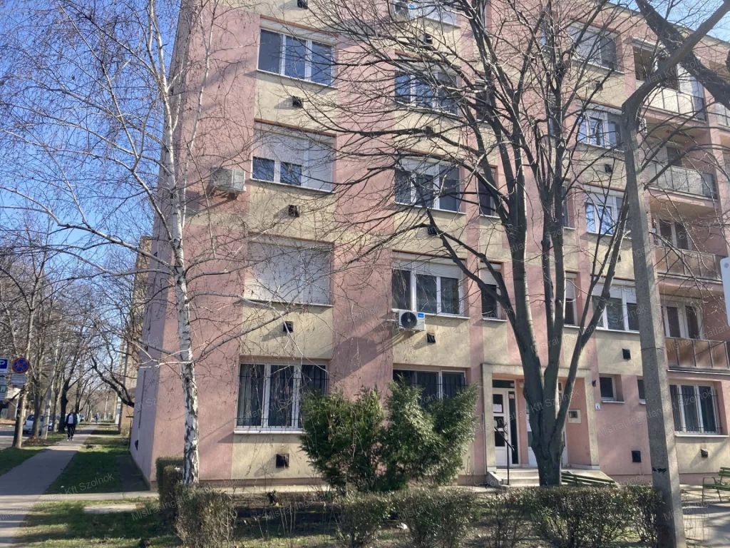 Eladó Szolnokon egy két szobás lakás