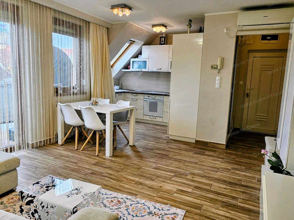 Szolnok belvárosában , az egyik legkedveltebb utcában , gyönyörű , újszerű lakás eladó !