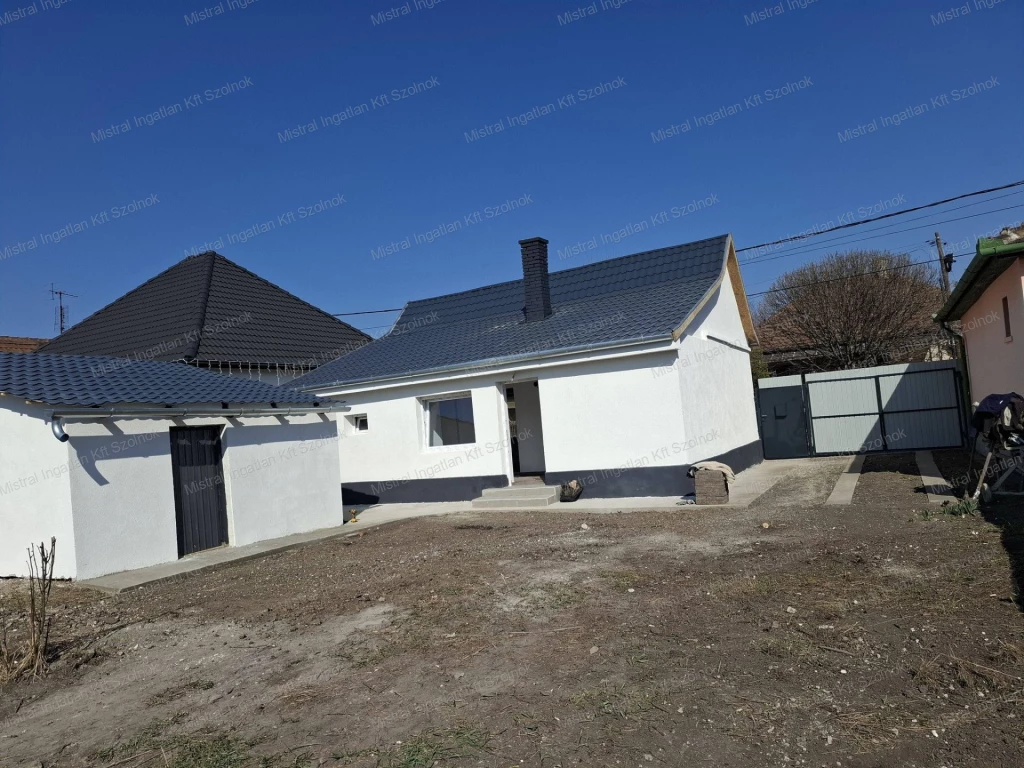 Eladó Szolnokon a Pletykafaluban  egy felújított  családi ház