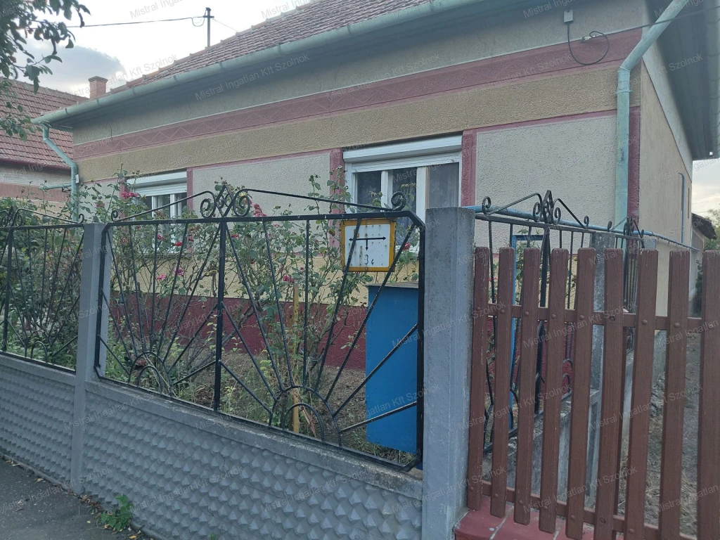 Törökszentmiklós G-faluban eladó családi ház!