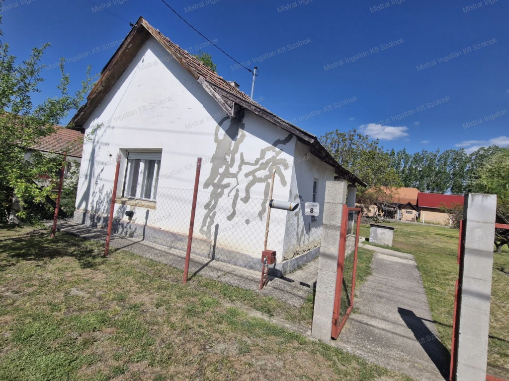 Újszilváson eladó egy 37 m2-es 1 szobás családi ház !