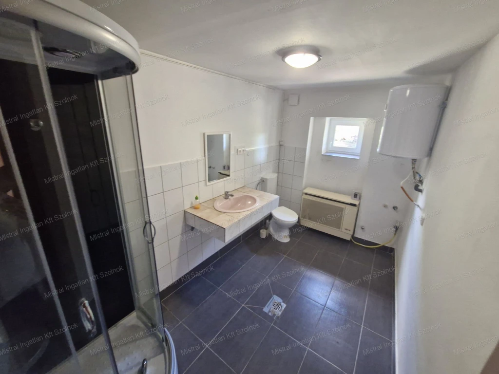 Újszilváson eladó egy 37 m2-es 1 szobás családi ház !